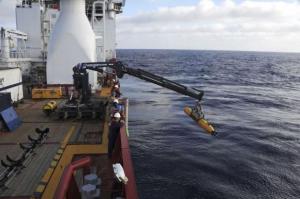 Operators prepare to deploy sonar in search for Malaysian Airliner in the Indian Ocean