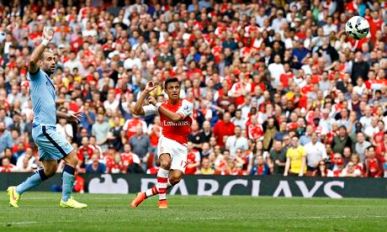 Alexis Sánchez puts Arsenal 2-1 up against Manchester City in the Premier League at the Emirates