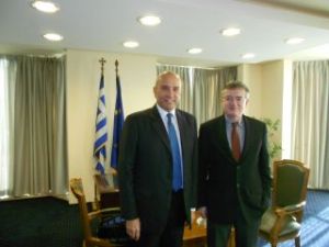 Ο δικηγόρος κ. Ιωάννης Τριπιδάκης, με τον υφυπουργό Εξωτερικών, αρμόδιο για τον Απόδημο Ελληνισμό, κ. Άκη Γεροντόπουλο