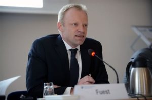 C4E42008971BB4AA61B3905F8187D11B