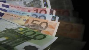 Euro banknotes are seen in this picture illustration taken in Prague January 21, 2013. REUTERS/David W Cerny