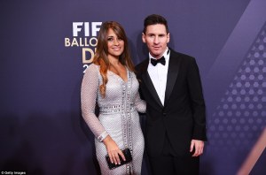 300D4C4E00000578-3394303-Messi_poses_for_a_photo_alongside_long_term_partner_Antonella_Ro-a-8_1452536463331