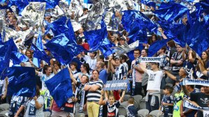 victory-fans-get-right-behind-their-side-during-the-big-blue_uzg0yu30cnld1rn8nmnotkayv